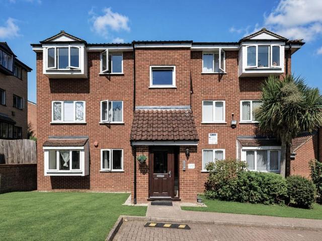 Flat for sale in Colney Hatch, Greater London