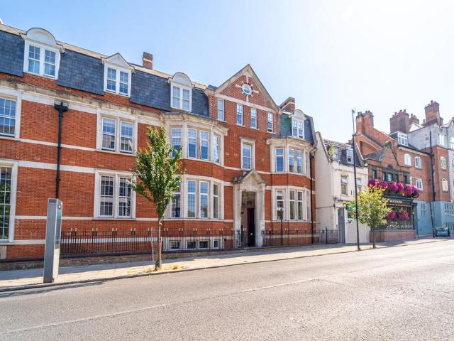 Flat for sale in Finsbury Park, Greater London
