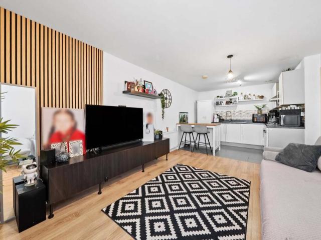 Flat for sale in Chertsey, Runnymede