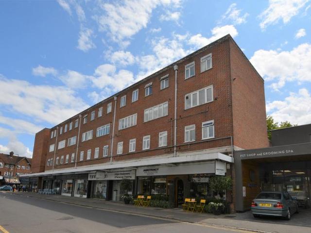 Flat for sale in Beaconsfield, Beaconsfield