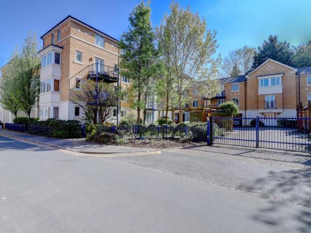 Flat for sale in Castlefield, Cressex