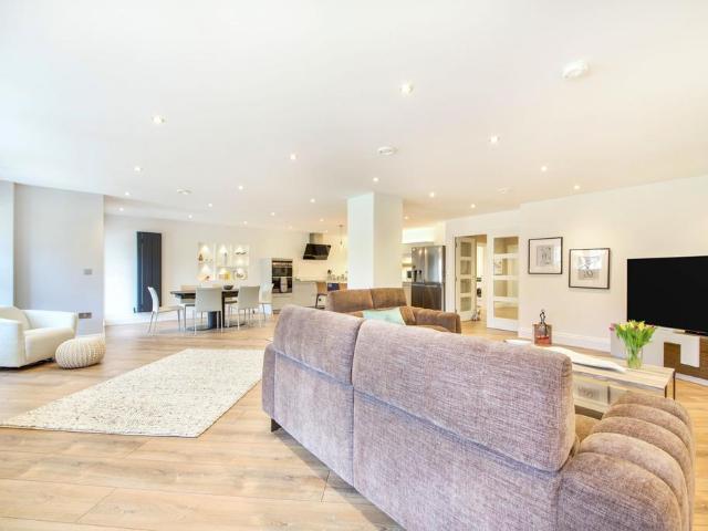 Flat for sale in Hendon, Greater London
