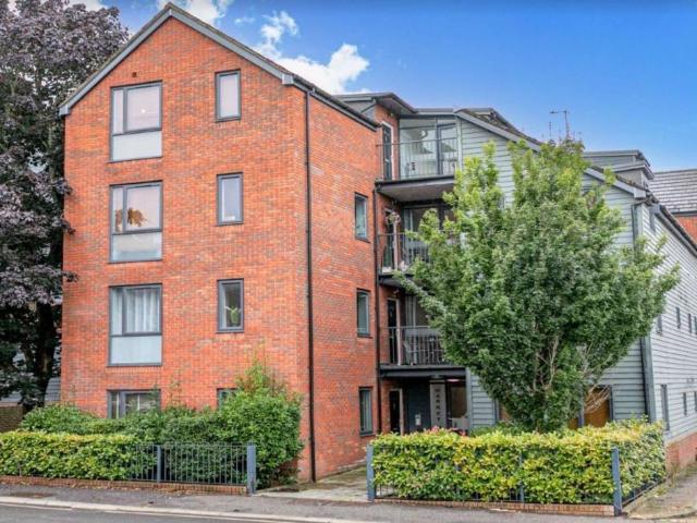 Flat for sale in Perryfields, West Sussex