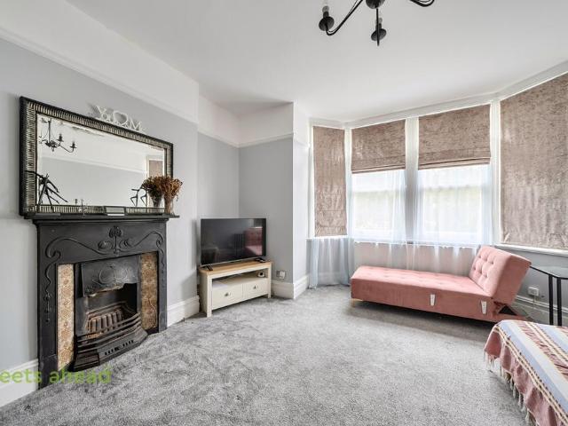 Flat for sale in London Borough of Croydon, Greater London
