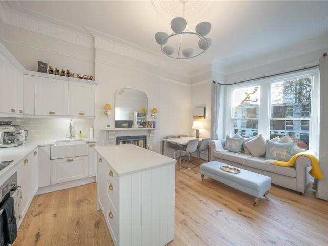 Flat for sale in Belsize Park, Greater London