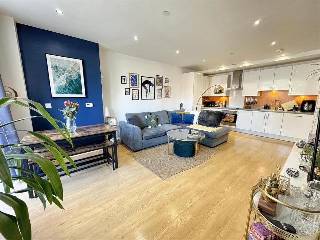 Flat for sale in Reach, Greater London