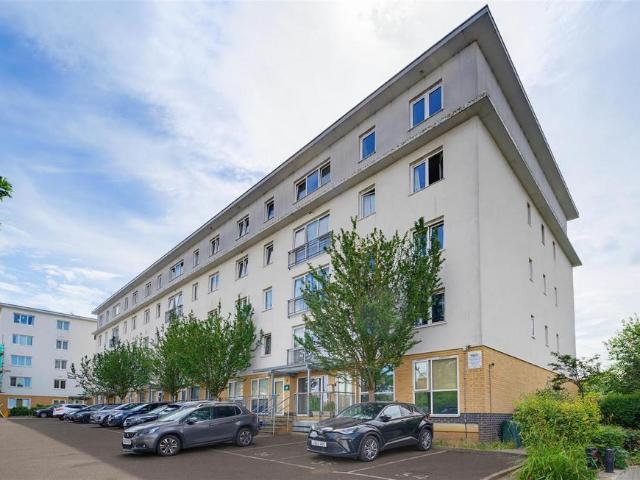 Flat for sale in London Borough of Ealing, Greater London