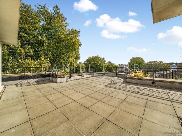 Flat for sale in Kennington Cross, Greater London