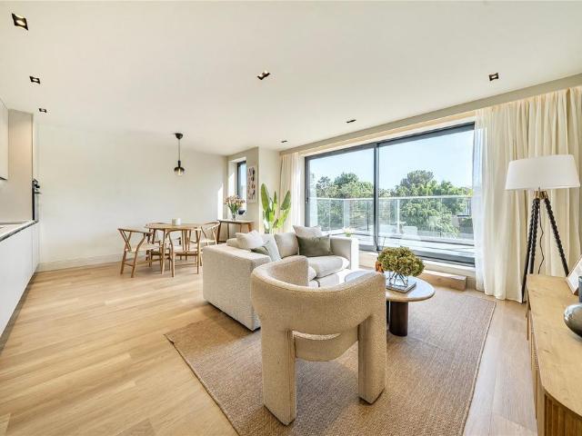 Flat for sale in London Borough of Ealing, Greater London