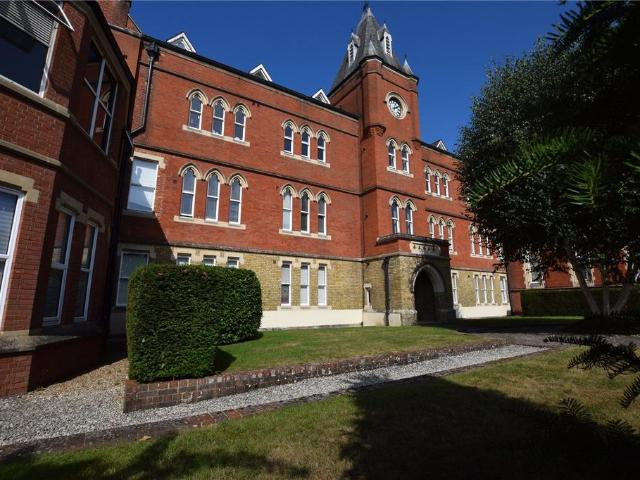Flat for sale in Farnborough, Hampshire
