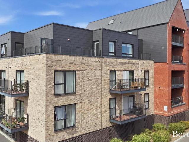 Flat for sale in Navestock Side, Essex