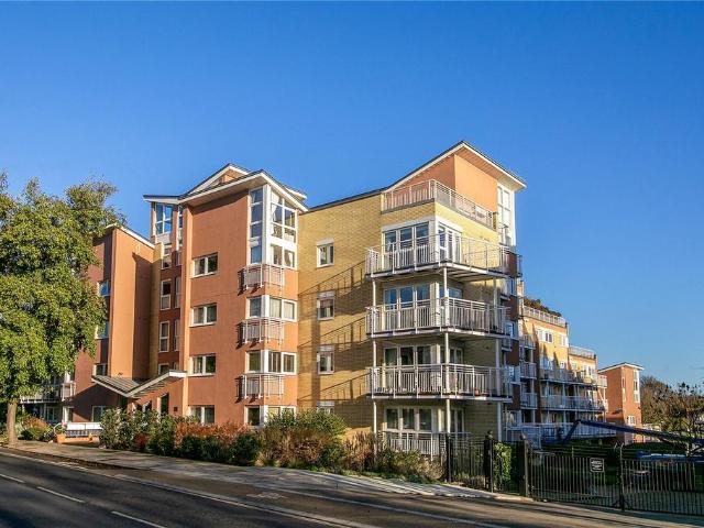 Flat for sale in Strawberry Hill, Greater London