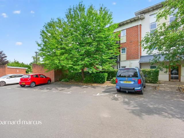 Flat for sale in Pachesham Park, Surrey