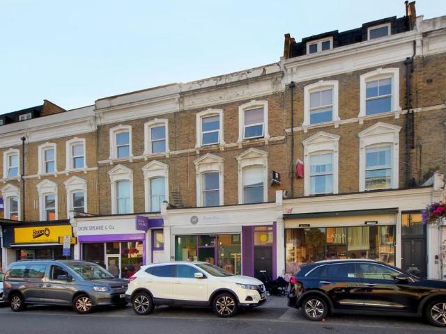 Flat for sale in London Borough of Ealing, Greater London