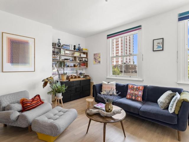 Flat for sale in Stockwell, Greater London