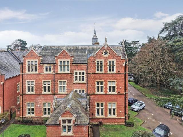 Flat for sale in Pachesham Park, Surrey