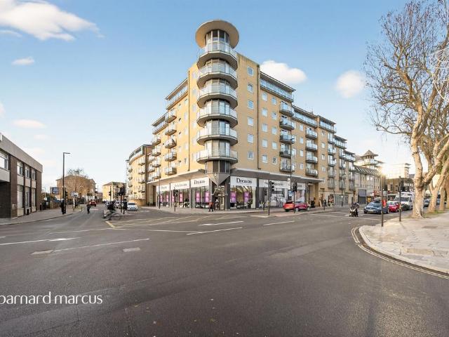 Flat for sale in London Borough of Hounslow, Feltham