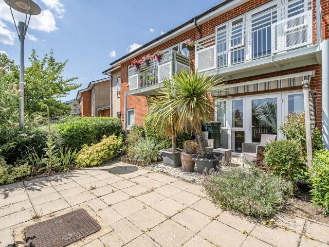 Flat for sale in Denham