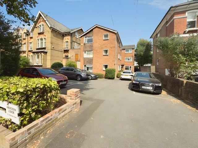 Flat for sale in Clewer Village, Windsor