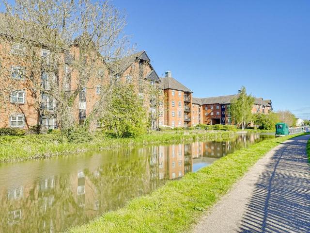 Flat for sale in Leighton-Linslade, Linslade