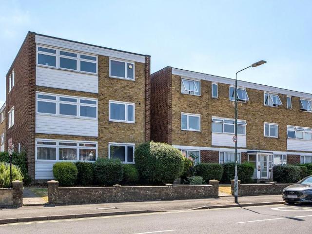 Flat for sale in Wallington, Greater London