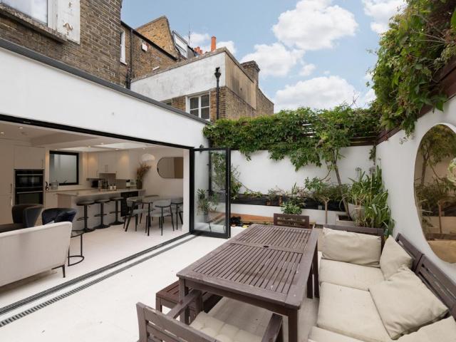 Flat for sale in Fulham, Greater London