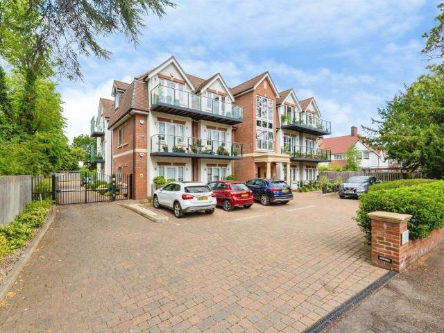 Flat for sale in Connaught Park, Bushey