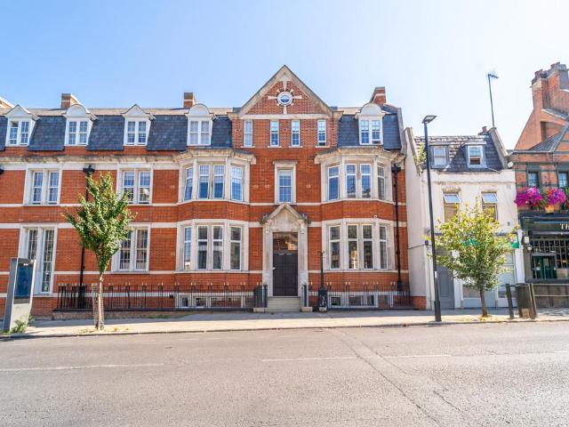 Flat for sale in London Borough of Islington, Greater London