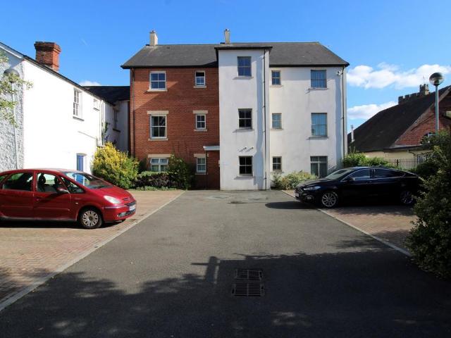 Flat for sale in Abergavenny