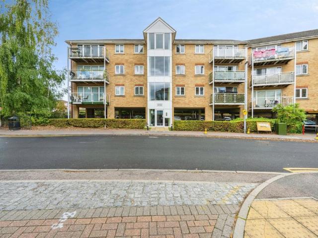 Flat for sale in Spring Park, Luton