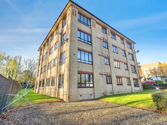 Flat for sale in Milton Keynes