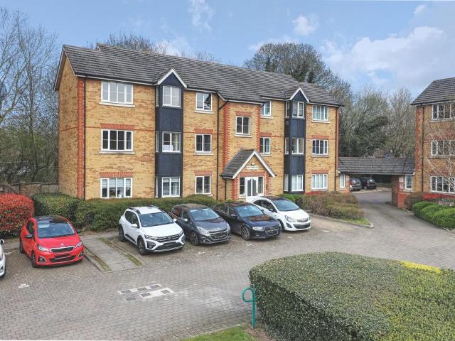 Flat for sale in Hertford, Colliers End