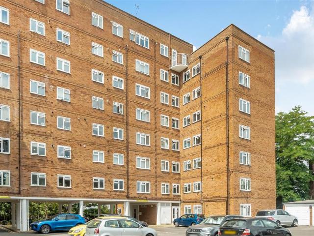 Flat for sale in Surbiton, Greater London