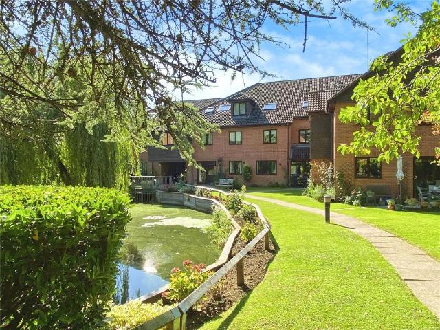 Flat for sale in Emmbrook, Wokingham
