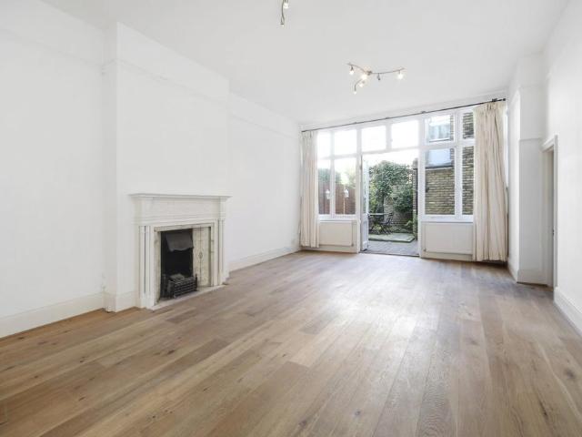 Flat for sale in West Hampstead, Greater London