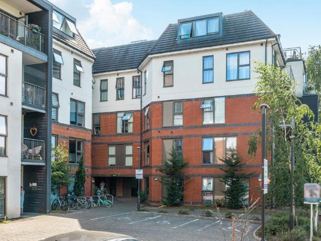 Flat for sale in Hackbridge, Greater London