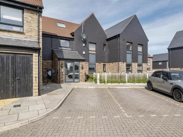 Flat for sale in Acol, Kent