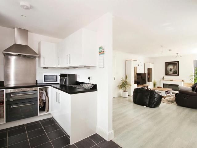 Flat for sale in Emscote, Green Close