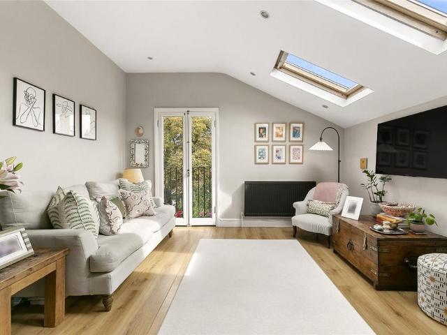 Flat for sale in Upper Tooting, Greater London