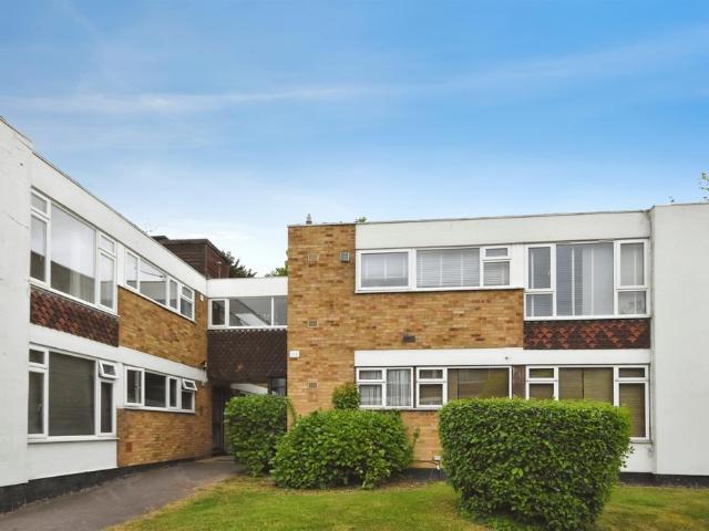 Flat for sale in Queens Park, Billericay