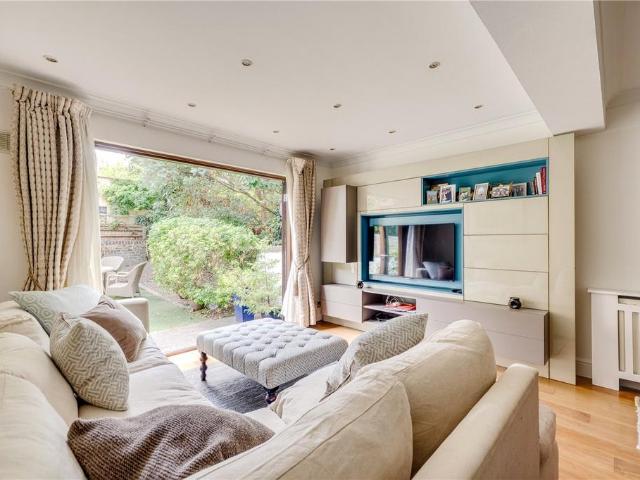 Flat for sale in Fulham, Greater London