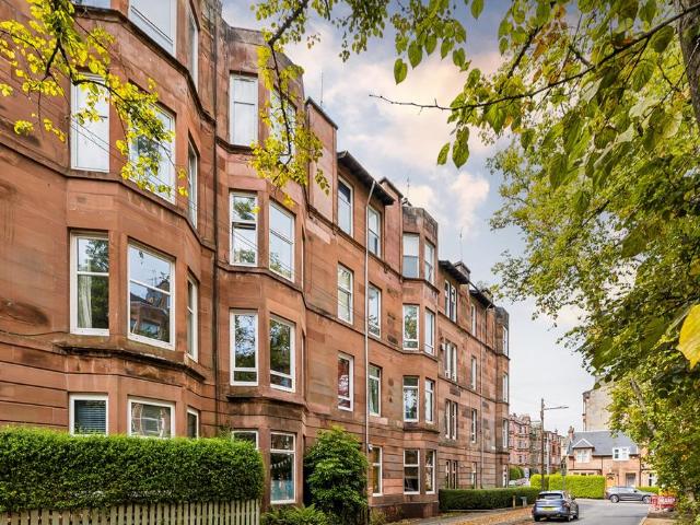 Flat for sale in Shawmoss, Langside