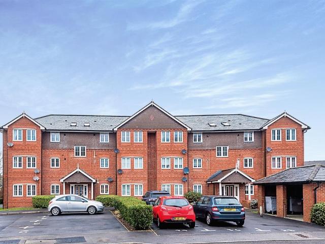 Flat for sale in Hounsome Fields, Priest Down