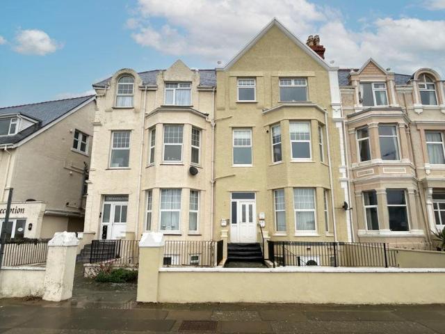 Flat for sale in Llandudno, Wales