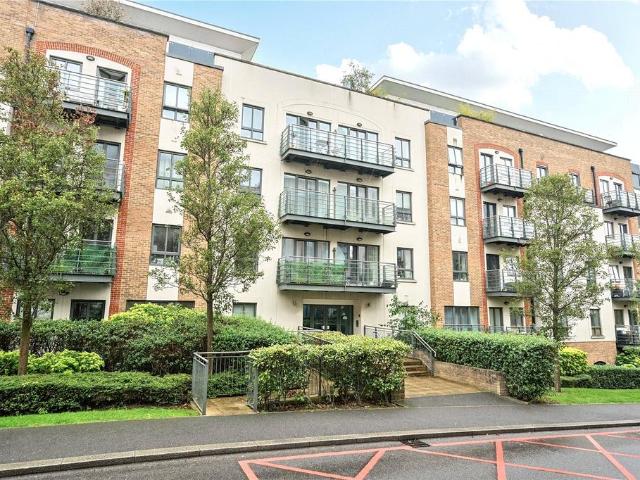 Flat for sale in Roehampton, Greater London