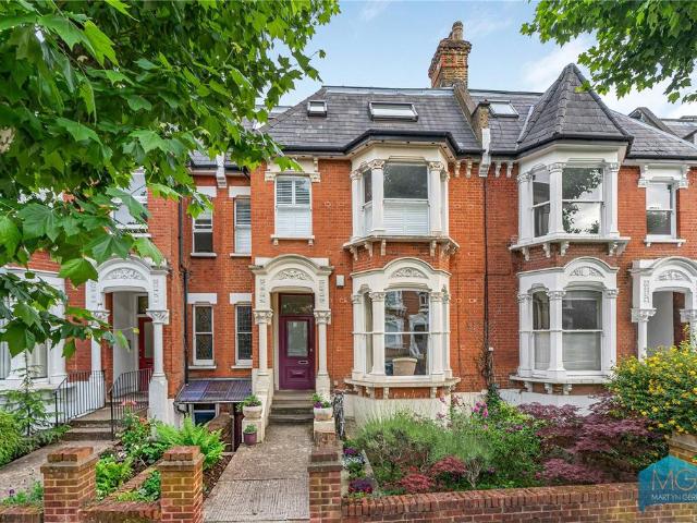 Flat for sale in Stroud Green, Greater London