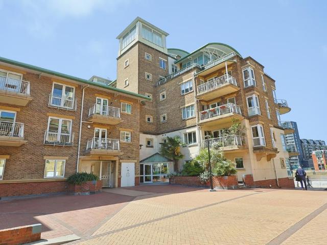 Flat for sale in Battersea, Greater London