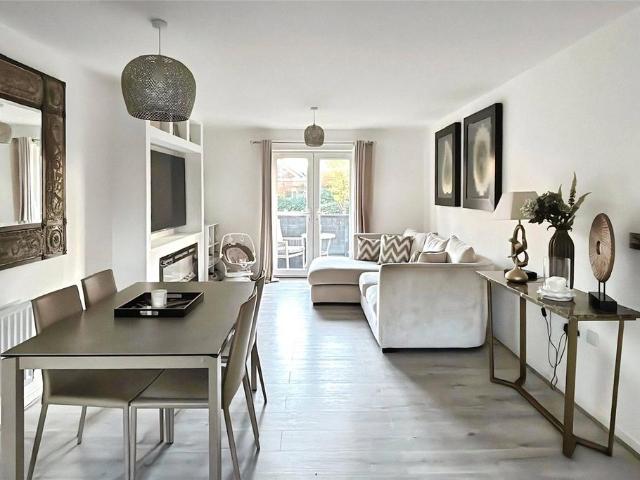 Flat for sale in Emmbrook, Wokingham
