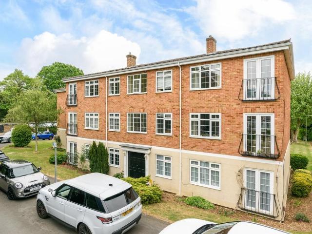 Flat for sale in Ashley Park, Surrey