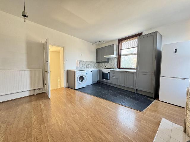 Flat for sale in Milford, Fole